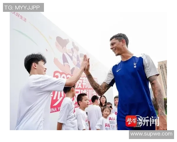 足球场上送球星礼物传递祝福与情谊让比赛更加温馨和感人